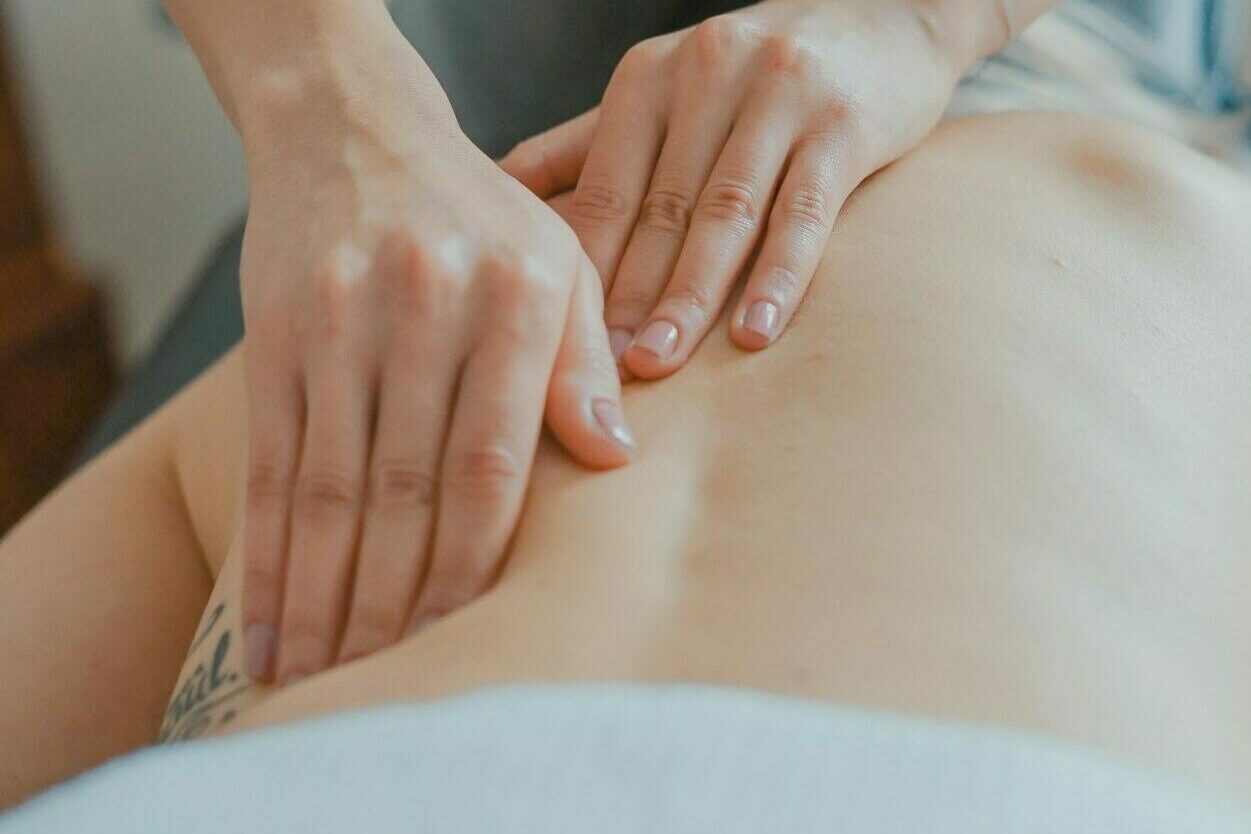 massage du dos dans un centre de bien-être