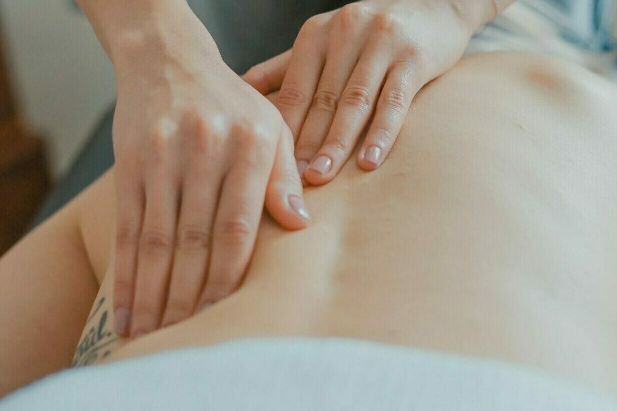 massage du dos dans un centre de bien-être