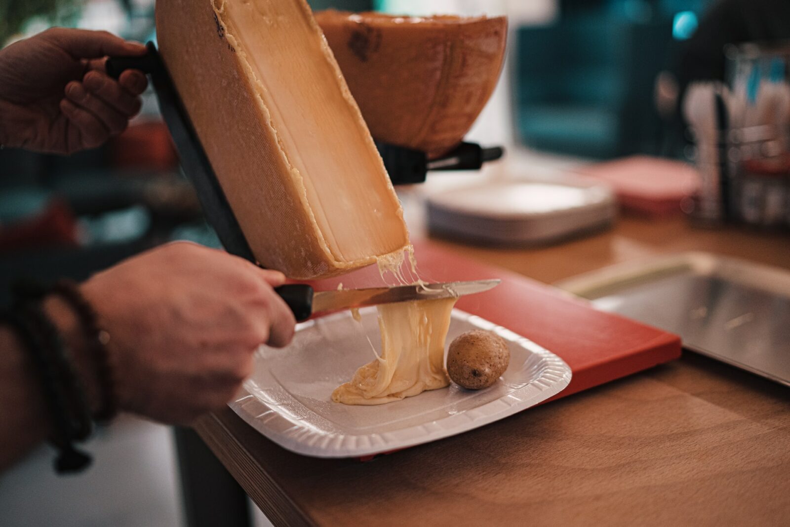raclette-avec-fromage-local-en-train-de-fondre