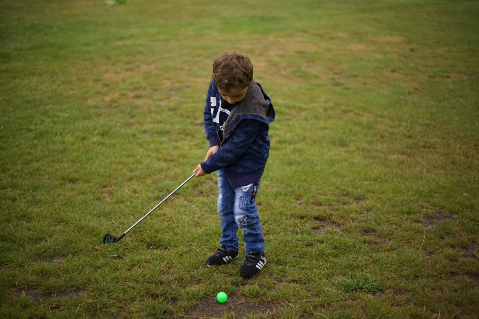 enfant-jouant-au-golf