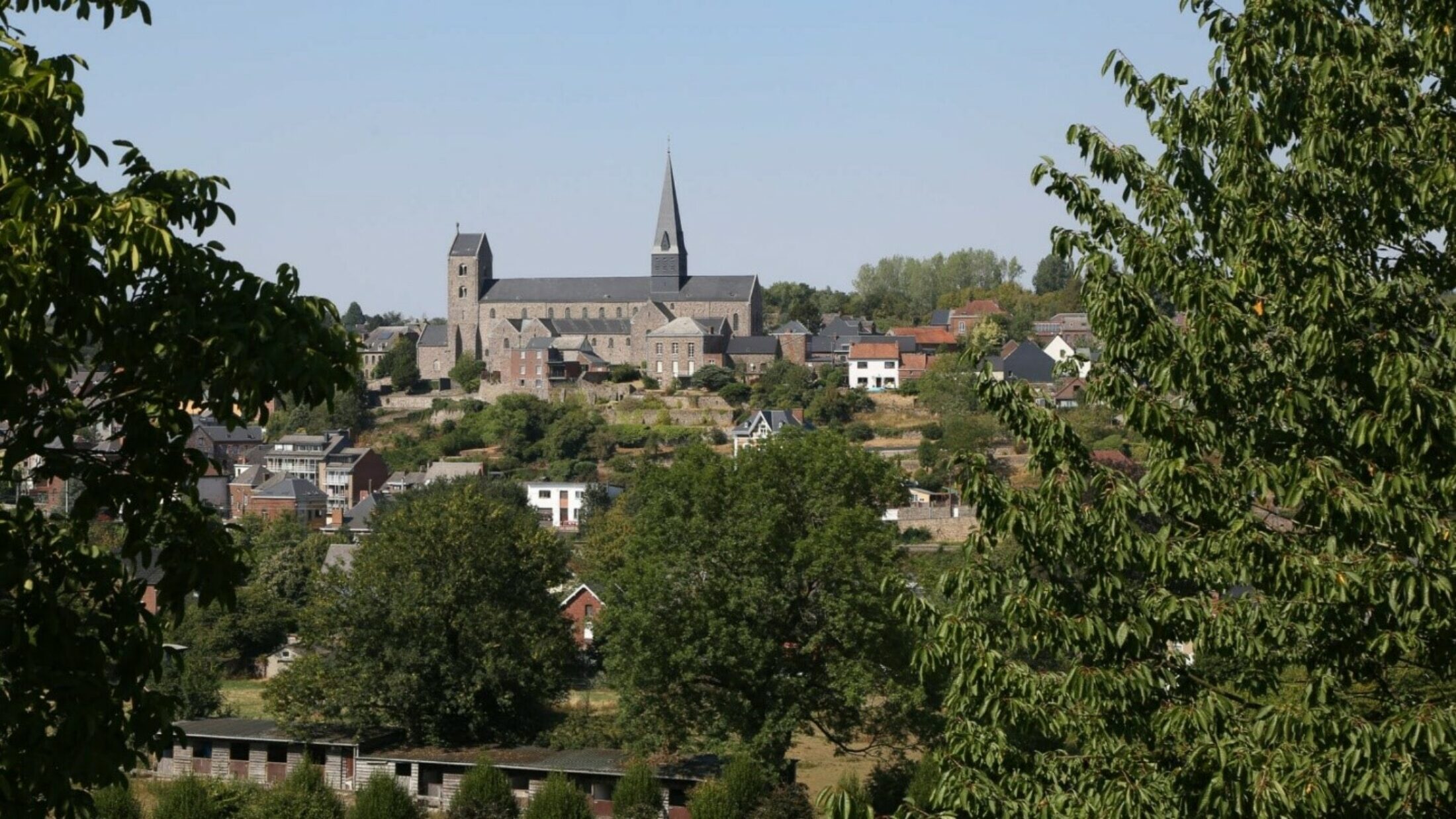 De oudste kerk van België staat in Charleroi Métropole … en viert dit jaar haar 1200-jarig bestaan